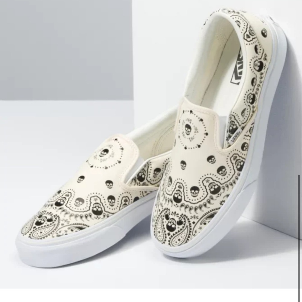 Vans Cream Slip-On Sneakers with Black Bandana Skull Print 6.5 / 8